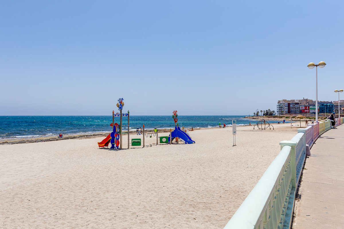 For sale - 3 Bedroom 2 Bathroom Apartment - Middle Floor Apartment in Torrevieja - Torrevieja Centro  - Alicante