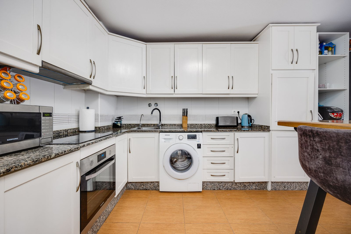For sale - 3 Bedroom 2 Bathroom Apartment - Middle Floor Apartment in Torrevieja - Torrevieja Centro  - Alicante