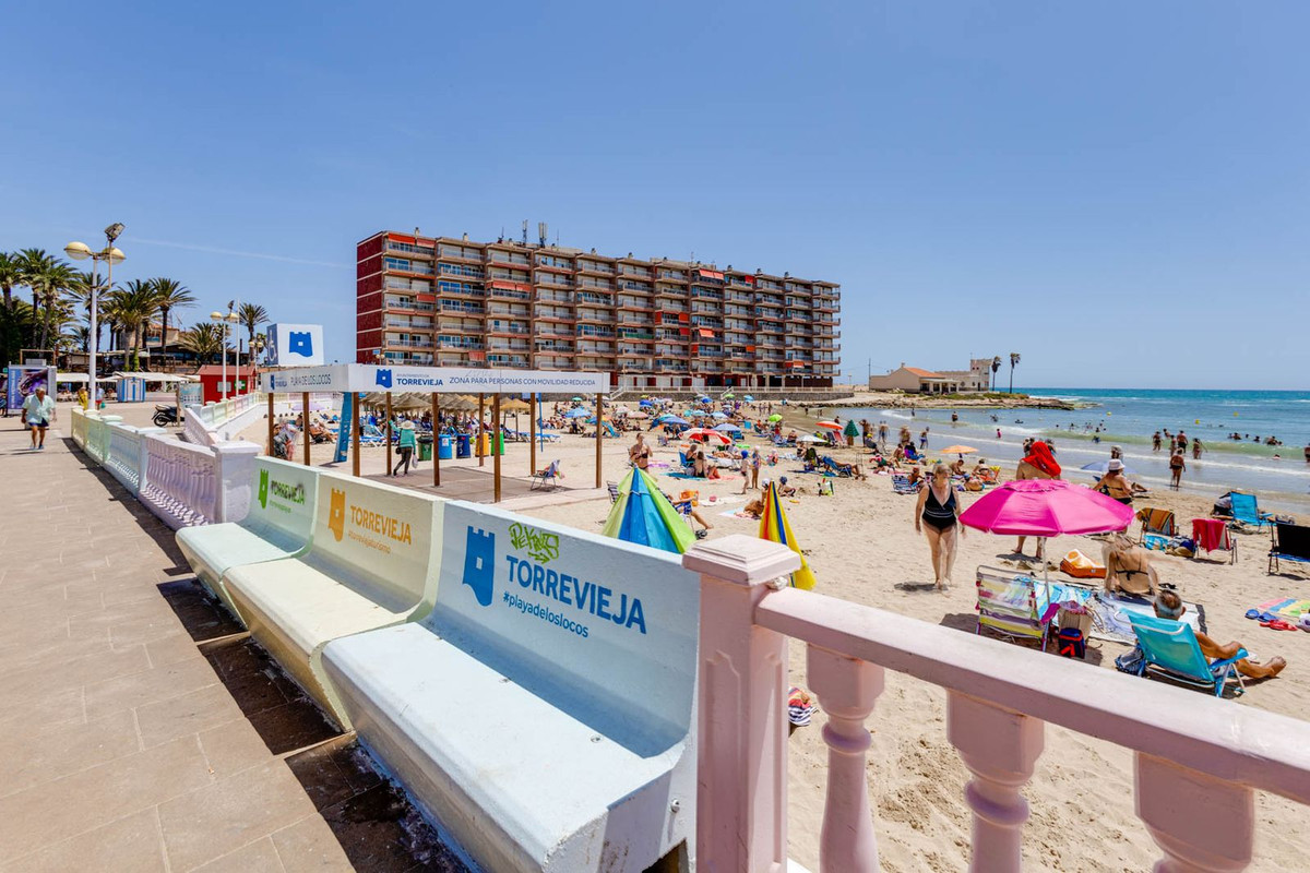 For sale - 3 Bedroom 2 Bathroom Apartment - Middle Floor Apartment in Torrevieja - Torrevieja Centro  - Alicante