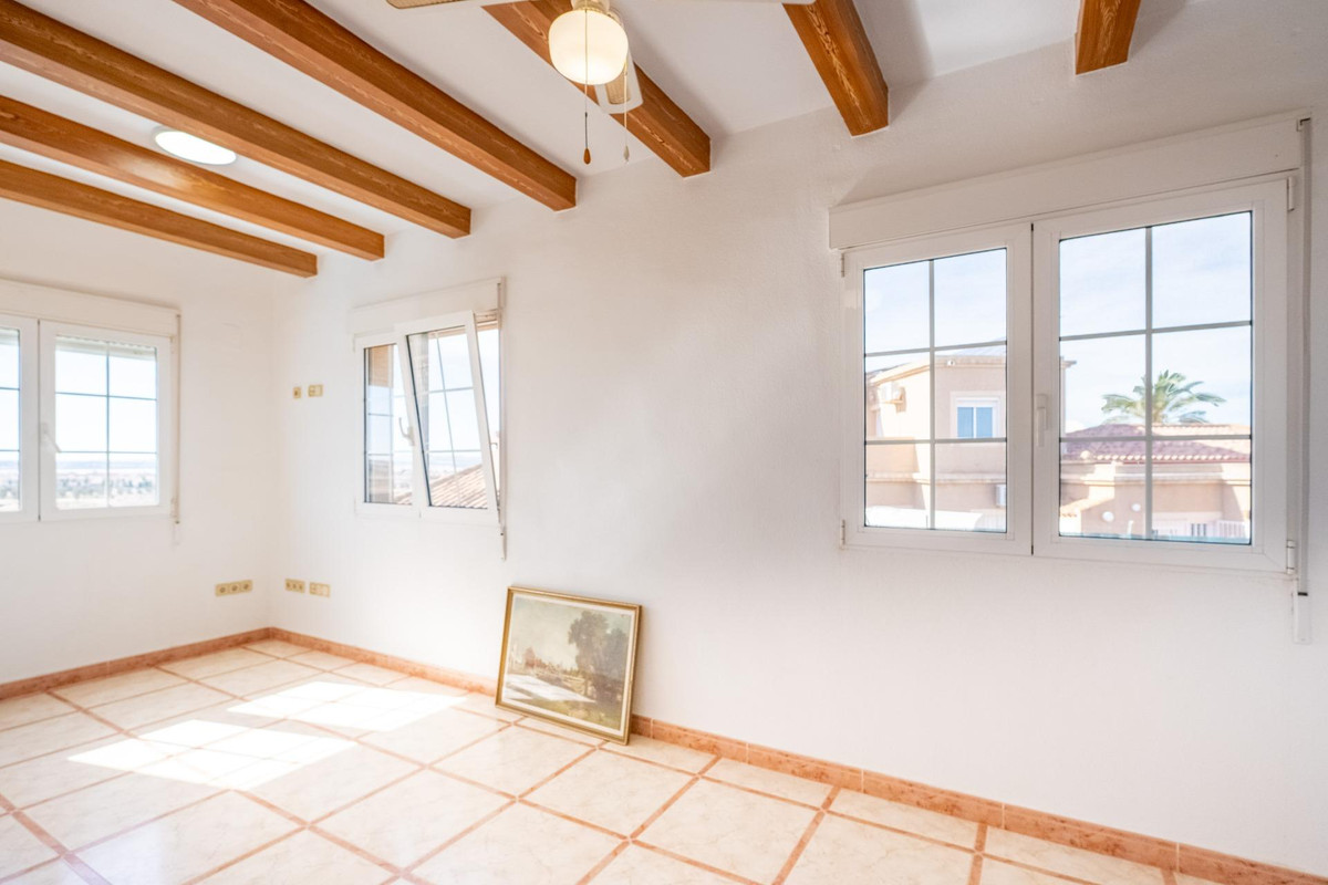 For sale - 6 Bedroom 3 Bathroom House - Detached Villa in Torrevieja - El Chaparral  - Alicante