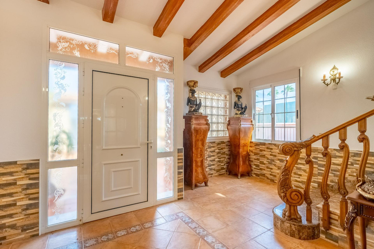 For sale - 6 Bedroom 3 Bathroom House - Detached Villa in Torrevieja - El Chaparral  - Alicante