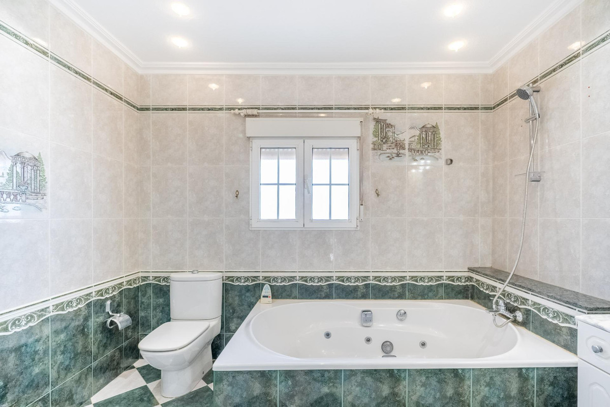 For sale - 6 Bedroom 3 Bathroom House - Detached Villa in Torrevieja - El Chaparral  - Alicante