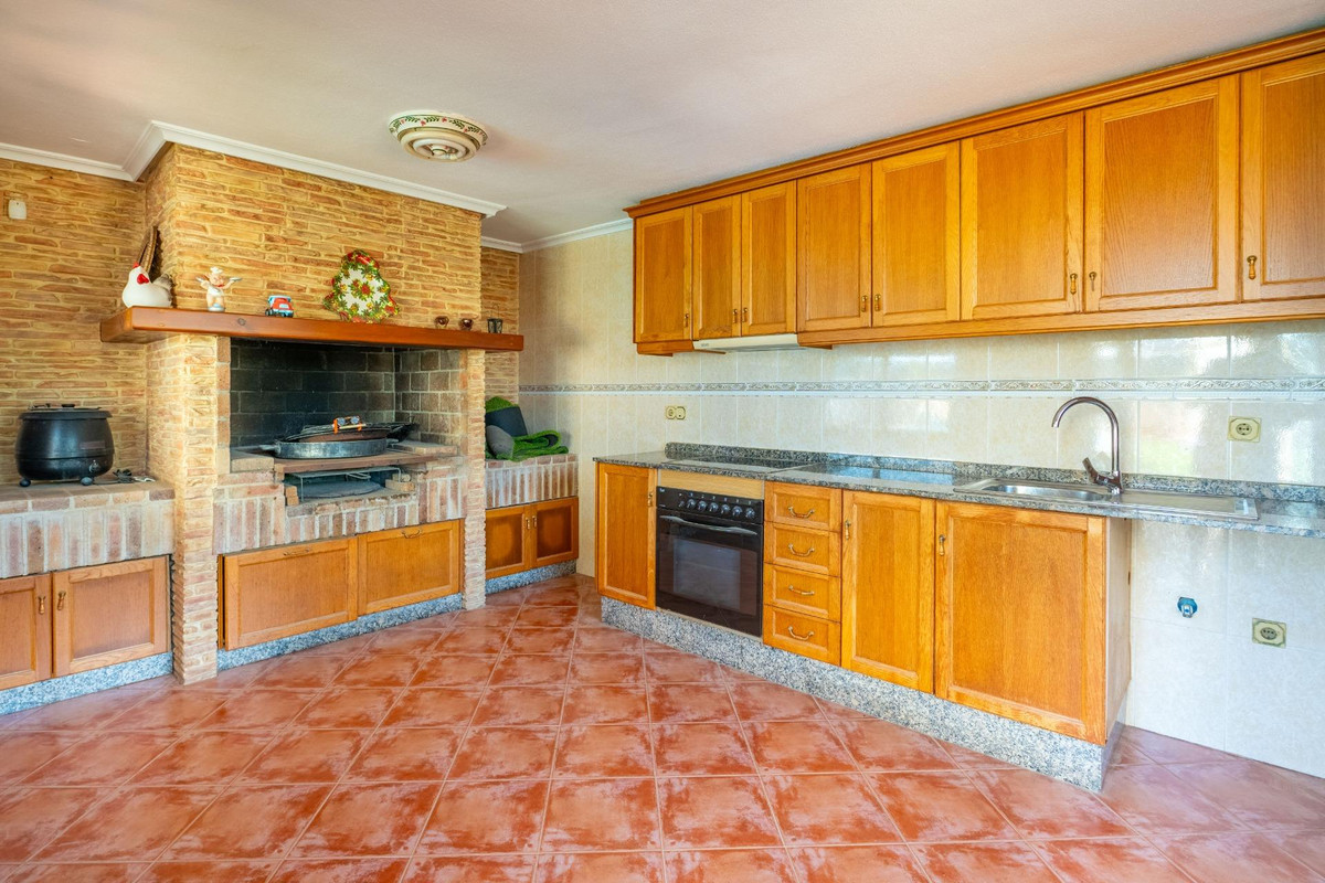 For sale - 6 Bedroom 3 Bathroom House - Detached Villa in Torrevieja - El Chaparral  - Alicante