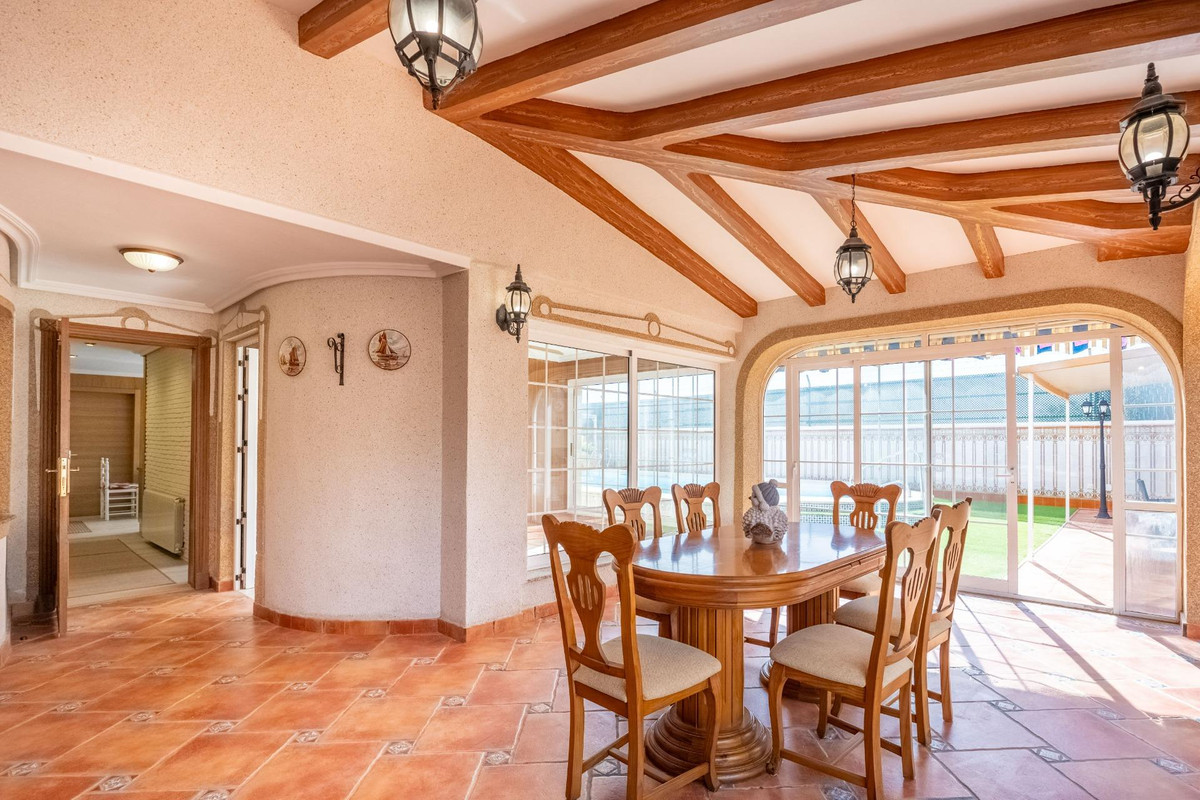 For sale - 6 Bedroom 3 Bathroom House - Detached Villa in Torrevieja - El Chaparral  - Alicante