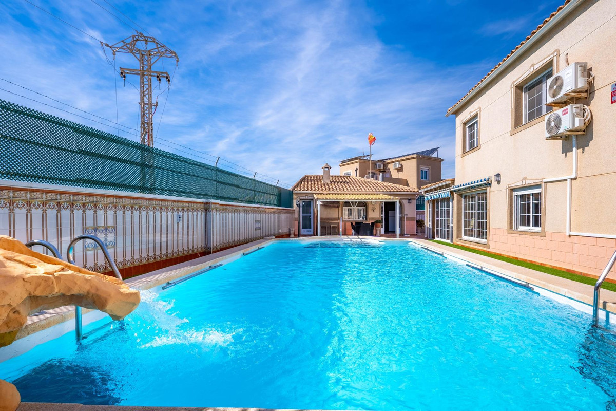 For sale - 6 Bedroom 3 Bathroom House - Detached Villa in Torrevieja - El Chaparral  - Alicante