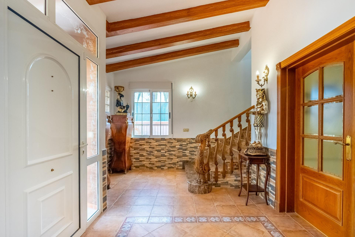 For sale - 6 Bedroom 3 Bathroom House - Detached Villa in Torrevieja - El Chaparral  - Alicante