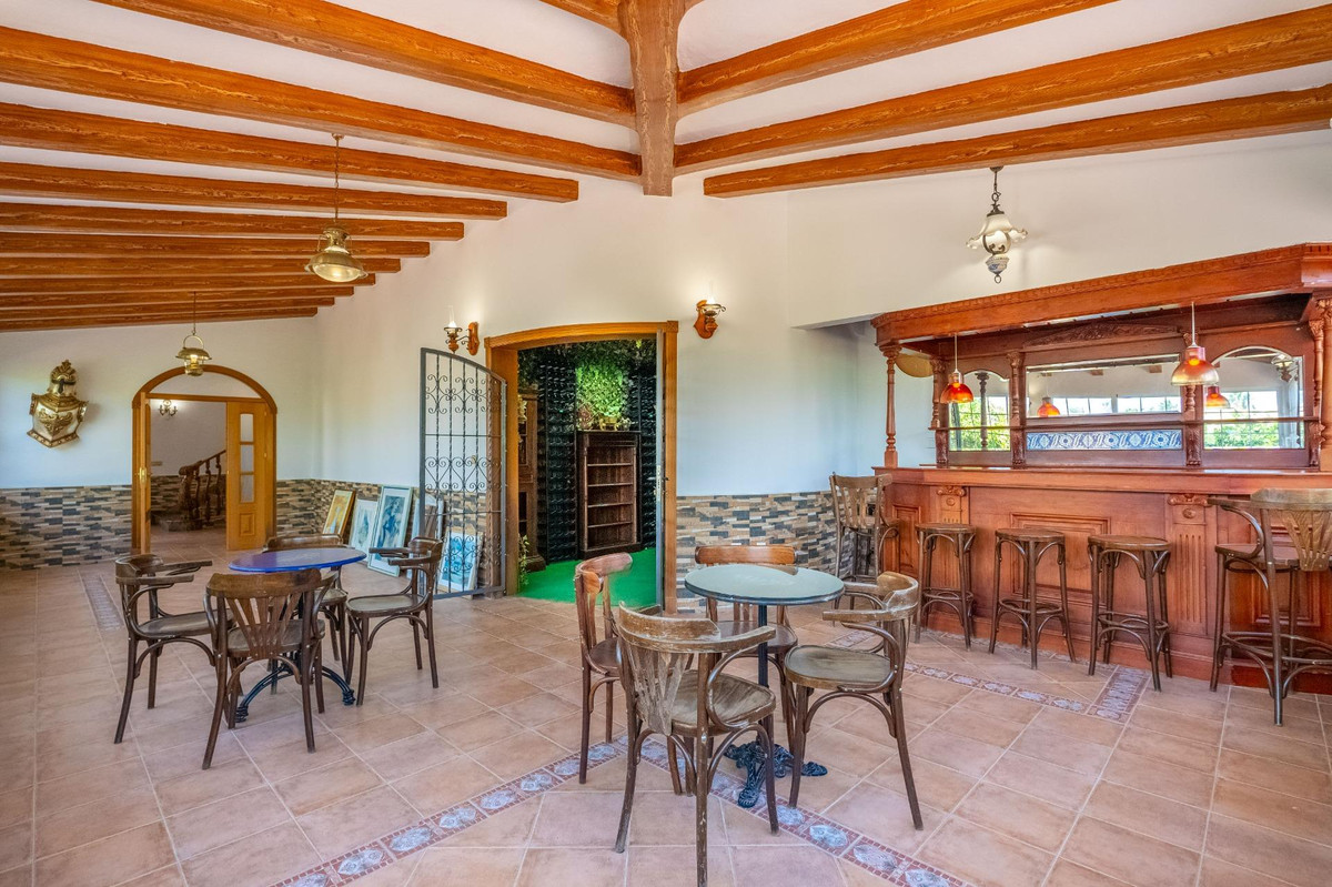 For sale - 6 Bedroom 3 Bathroom House - Detached Villa in Torrevieja - El Chaparral  - Alicante