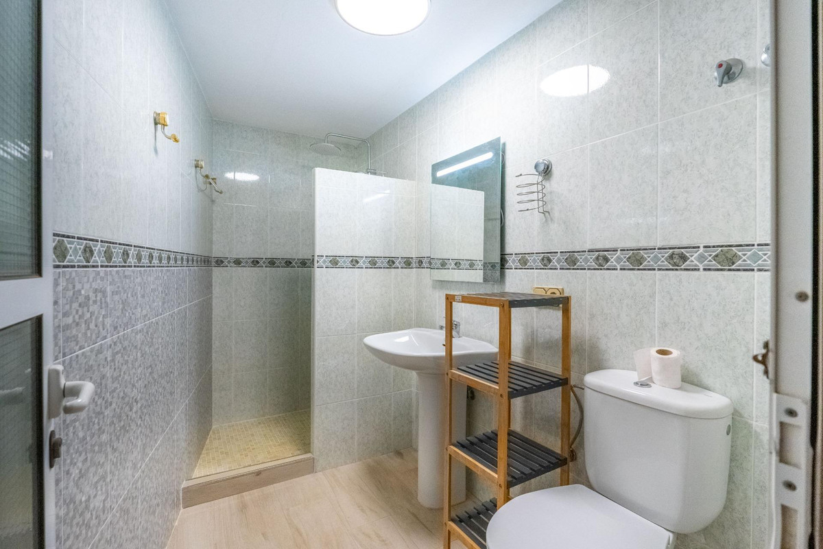 For sale - 6 Bedroom 3 Bathroom House - Detached Villa in Torrevieja - El Chaparral  - Alicante