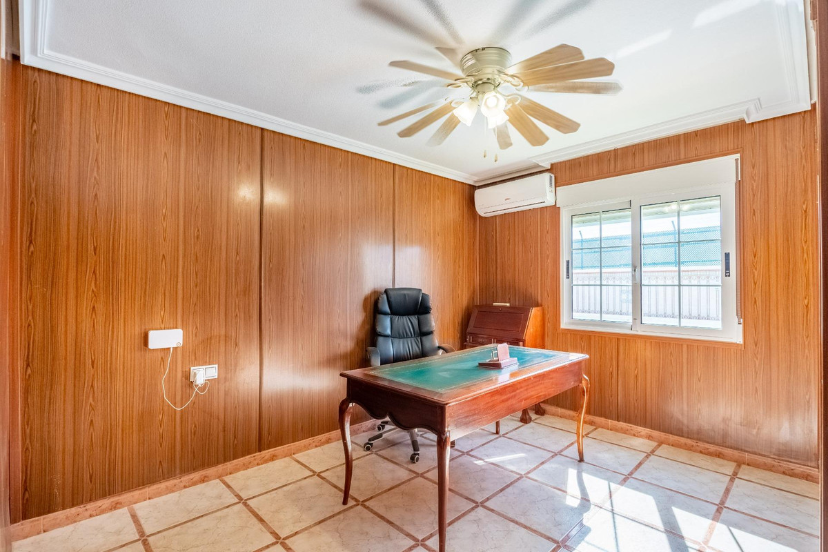 For sale - 6 Bedroom 3 Bathroom House - Detached Villa in Torrevieja - El Chaparral  - Alicante