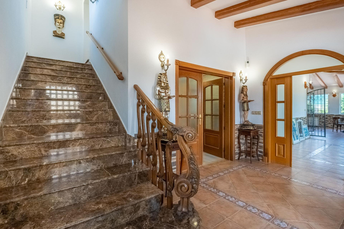 For sale - 6 Bedroom 3 Bathroom House - Detached Villa in Torrevieja - El Chaparral  - Alicante