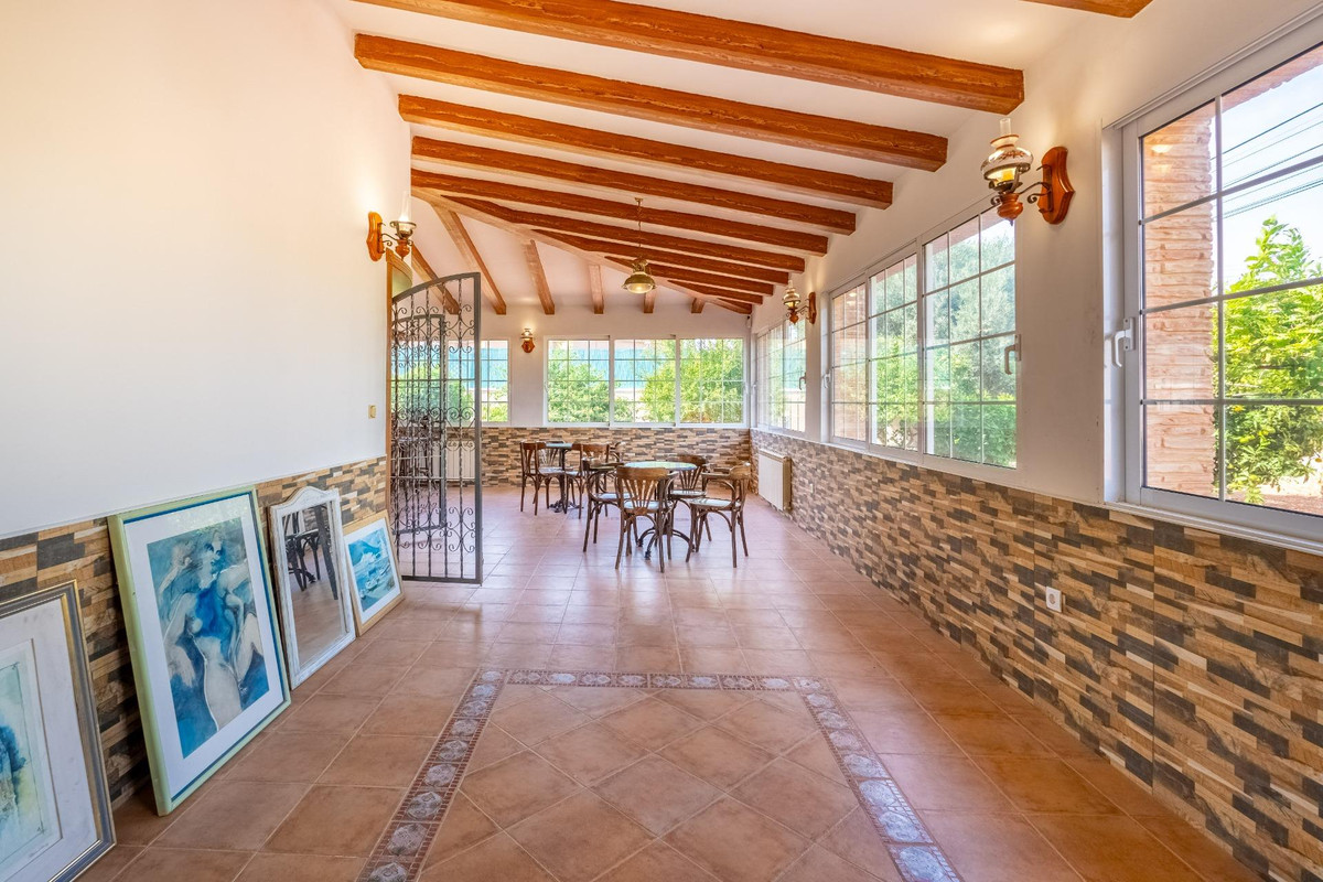 For sale - 6 Bedroom 3 Bathroom House - Detached Villa in Torrevieja - El Chaparral  - Alicante