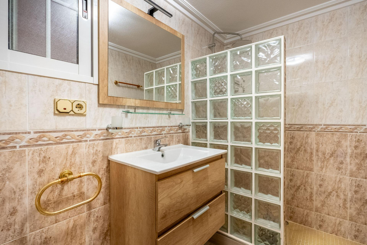 For sale - 6 Bedroom 3 Bathroom House - Detached Villa in Torrevieja - El Chaparral  - Alicante