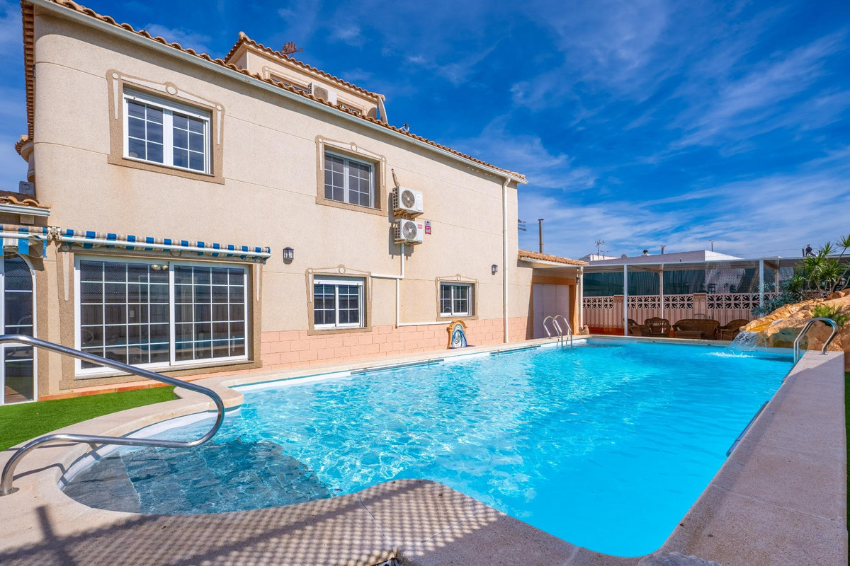 For sale - 6 Bedroom 3 Bathroom House - Detached Villa in Torrevieja - El Chaparral  - Alicante