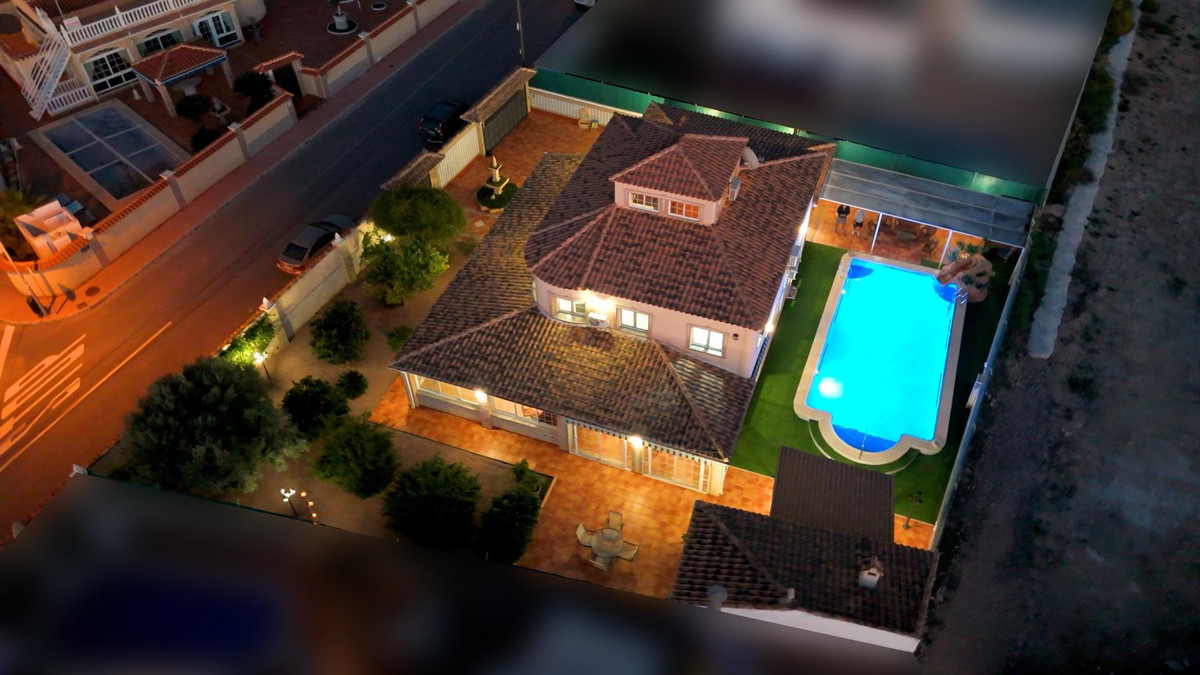 For sale - 6 Bedroom 3 Bathroom House - Detached Villa in Torrevieja - El Chaparral  - Alicante