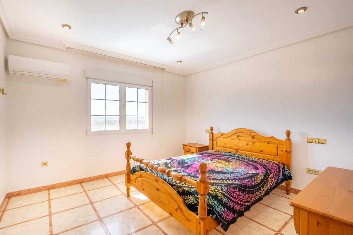 For sale - 6 Bedroom 3 Bathroom House - Detached Villa in Torrevieja - El Chaparral  - Alicante