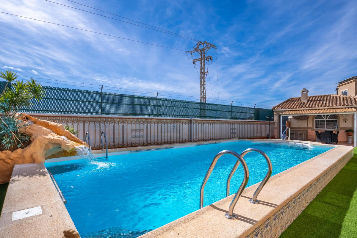For sale - 6 Bedroom 3 Bathroom House - Detached Villa in Torrevieja - El Chaparral  - Alicante
