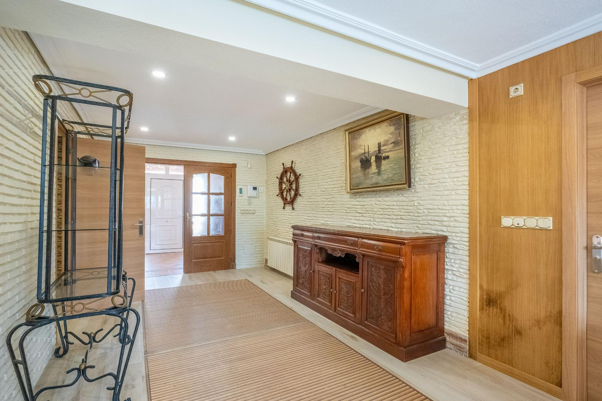 For sale - 6 Bedroom 3 Bathroom House - Detached Villa in Torrevieja - El Chaparral  - Alicante