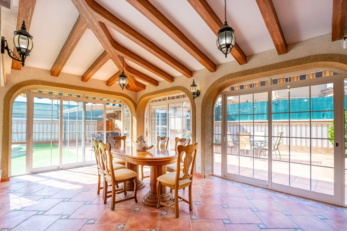 For sale - 6 Bedroom 3 Bathroom House - Detached Villa in Torrevieja - El Chaparral  - Alicante