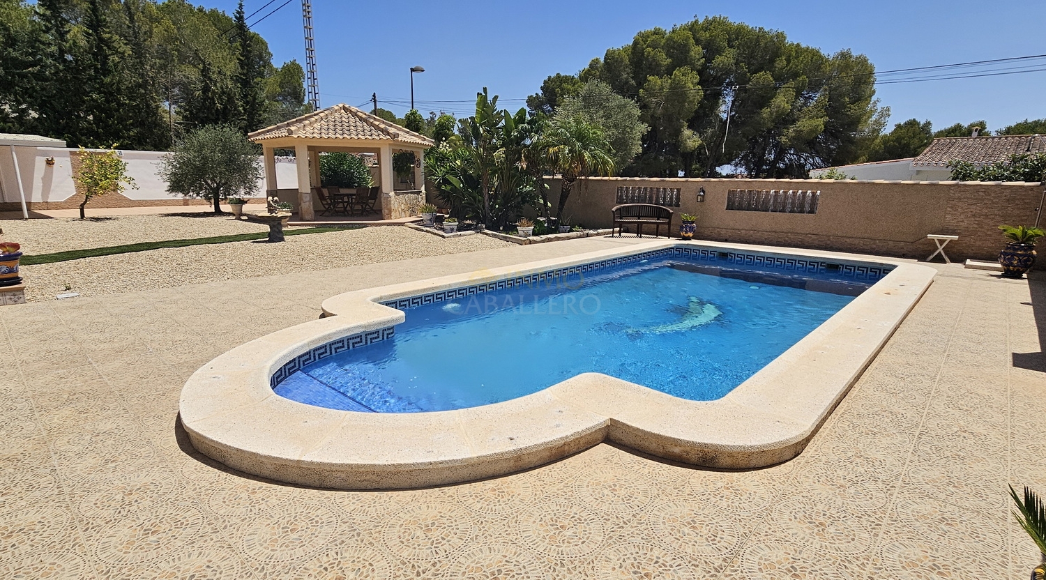 For sale - 5 Bedroom 4 Bathroom Villa in Pinar de Campoverde - Inland  - Alicante