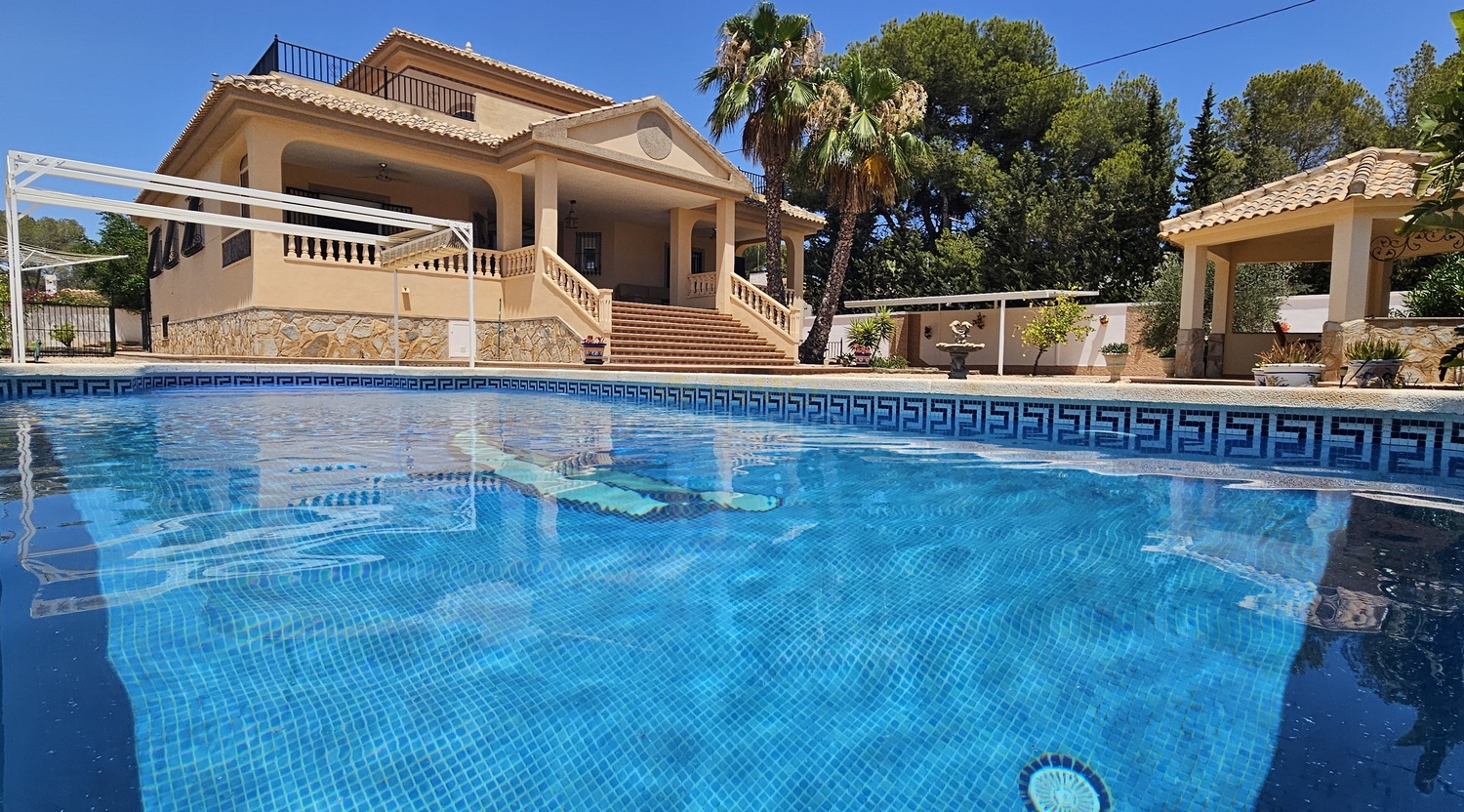 For sale - 5 Bedroom 4 Bathroom Villa in Pinar de Campoverde - Inland  - Alicante