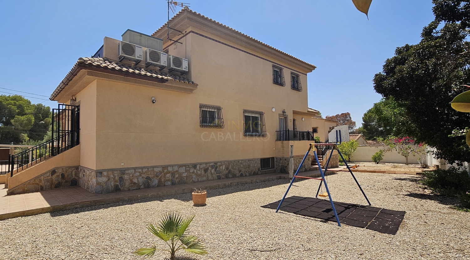 For sale - 5 Bedroom 4 Bathroom Villa in Pinar de Campoverde - Inland  - Alicante