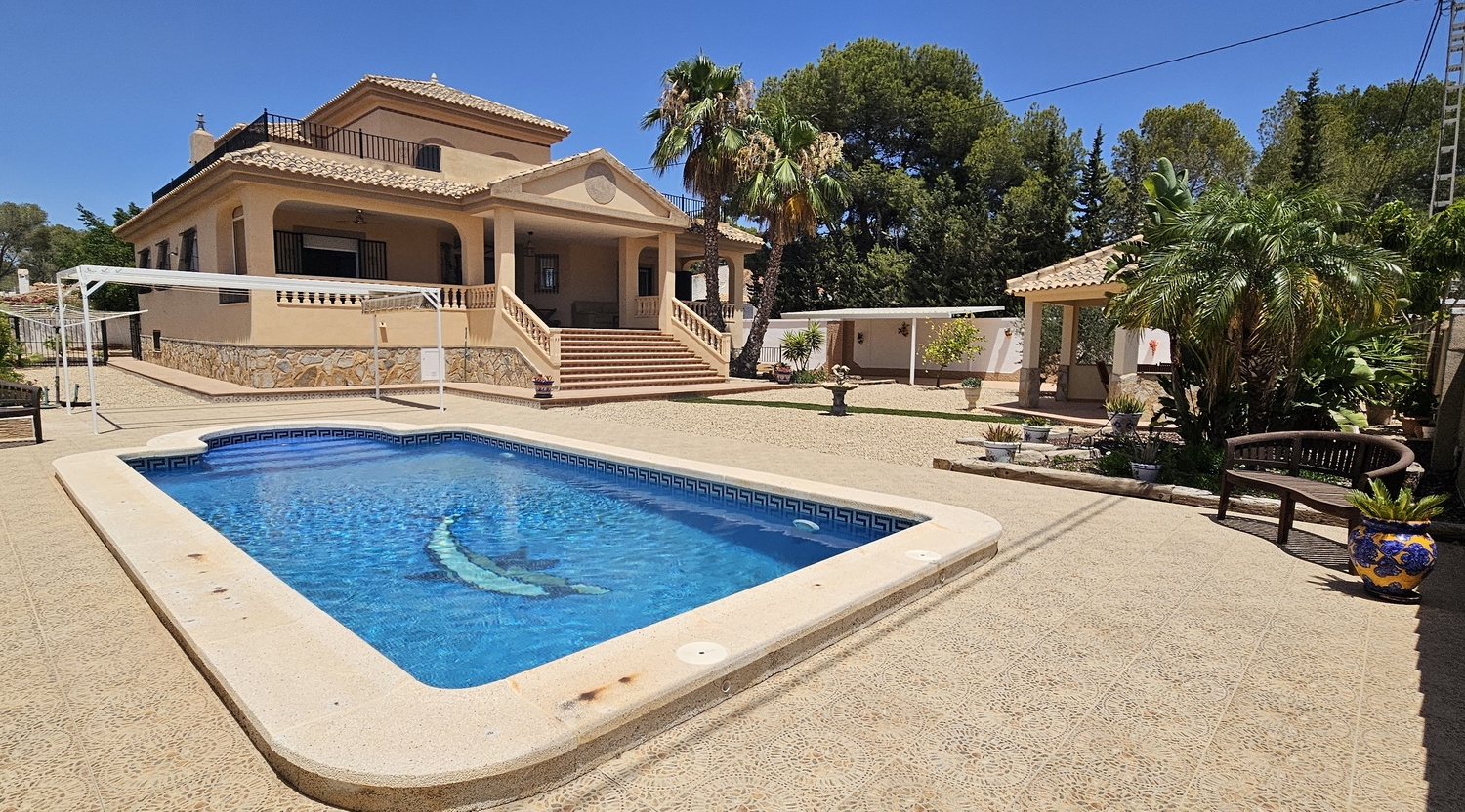 For sale - 5 Bedroom 4 Bathroom Villa in Pinar de Campoverde - Inland  - Alicante