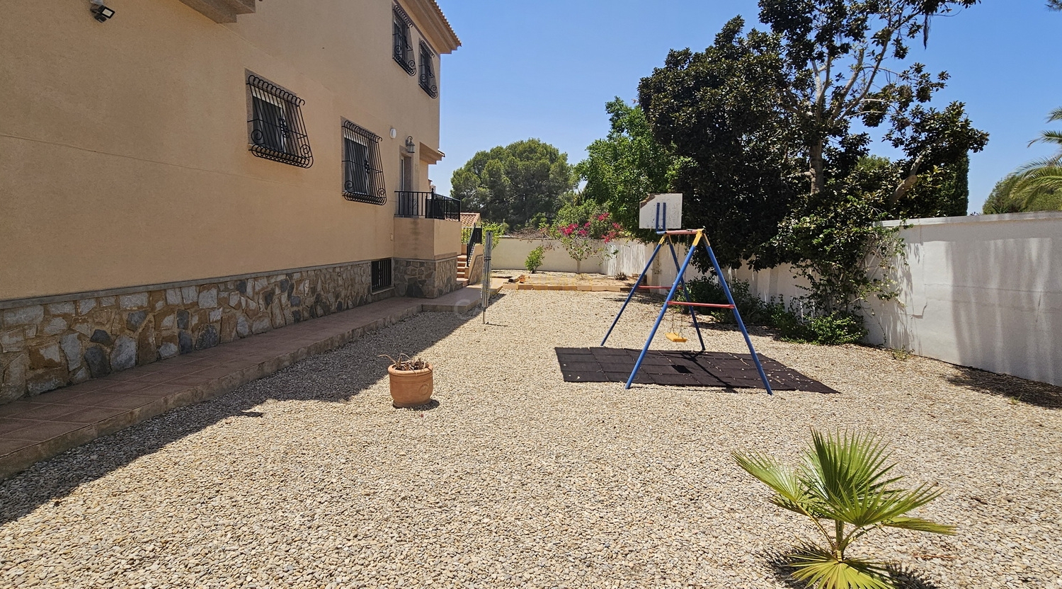 For sale - 5 Bedroom 4 Bathroom Villa in Pinar de Campoverde - Inland  - Alicante