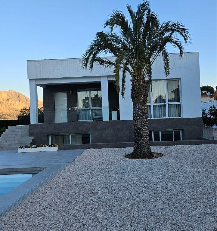 4 Bedroom 3 Bathroom Villa in Orihuela