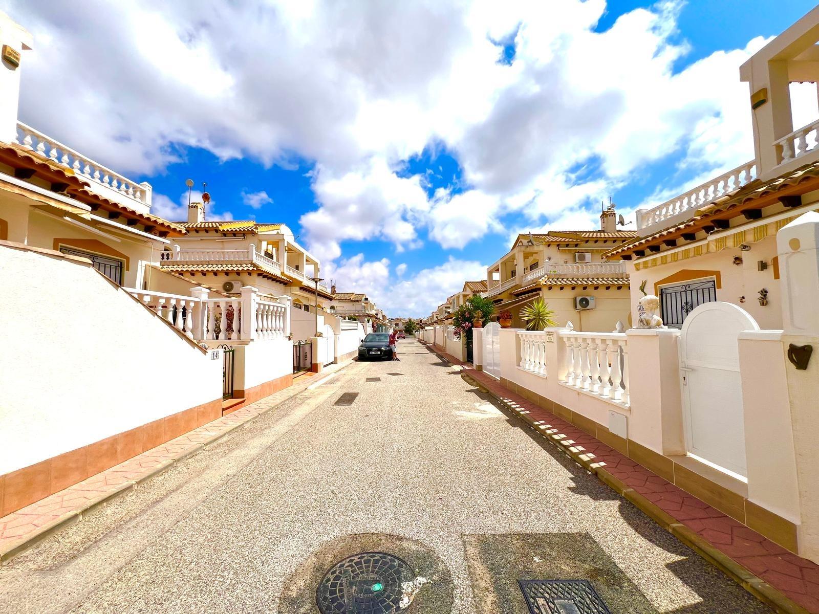 For sale - 3 Bedroom 2 Bathroom Town House in Orihuela - Urbanización Perla Del Mar  - Alicante