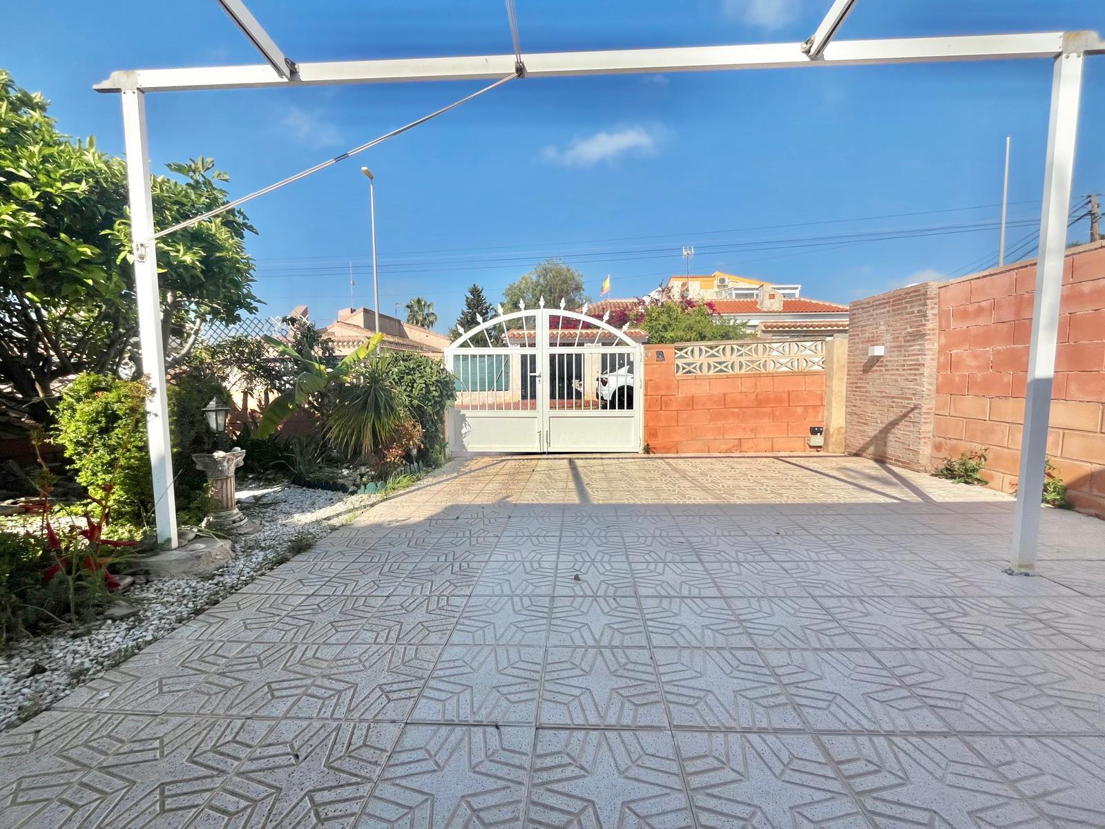 For sale - 3 Bedroom 2 Bathroom Villa in Orihuela Costa - Los Almendros-la Florida  - Alicante