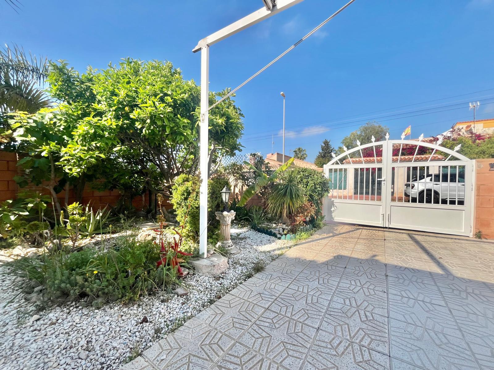 For sale - 3 Bedroom 2 Bathroom Villa in Orihuela Costa - Los Almendros-la Florida  - Alicante