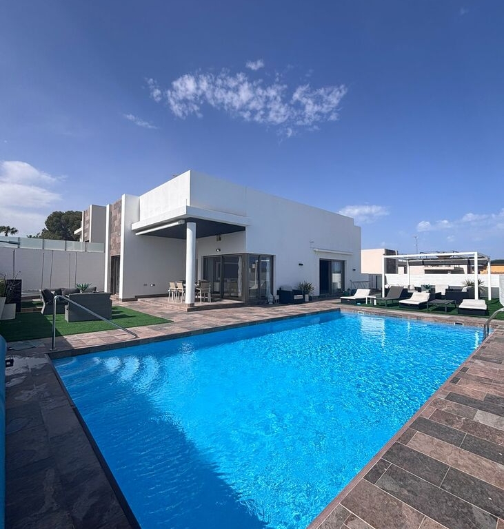 5 Bedroom 4 Bathroom Villa in Villamartin