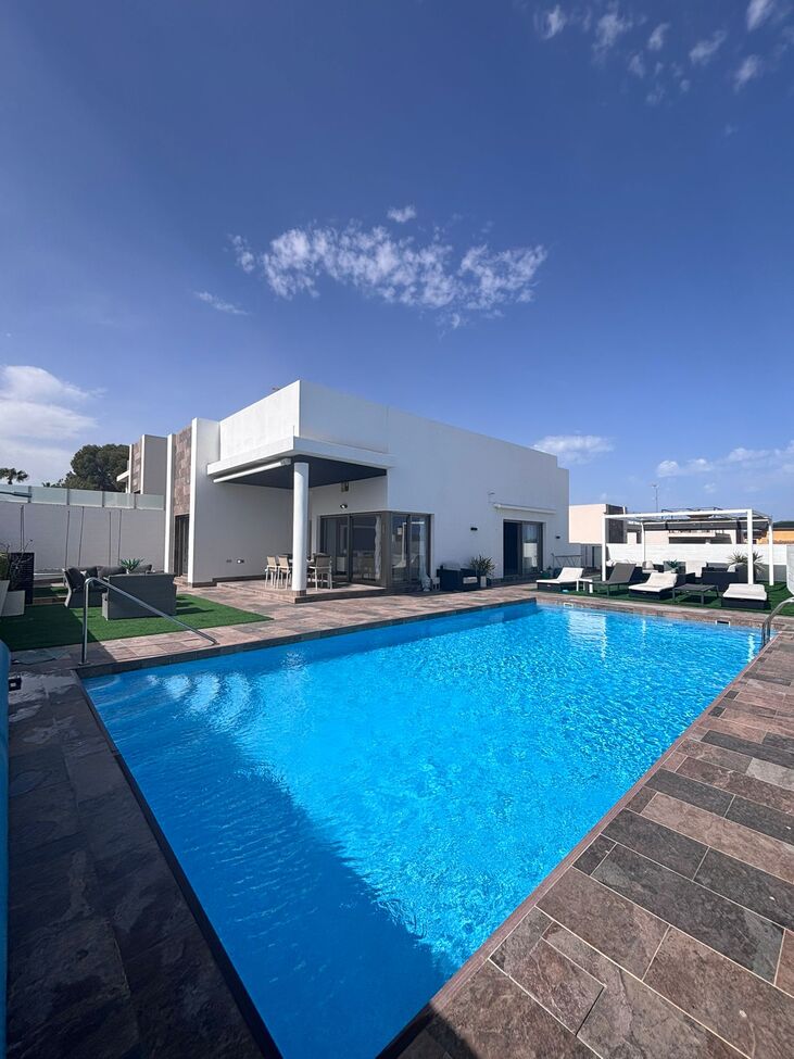 For sale - 5 Bedroom 4 Bathroom Villa in Villamartin - Costa Blanca  - Alicante