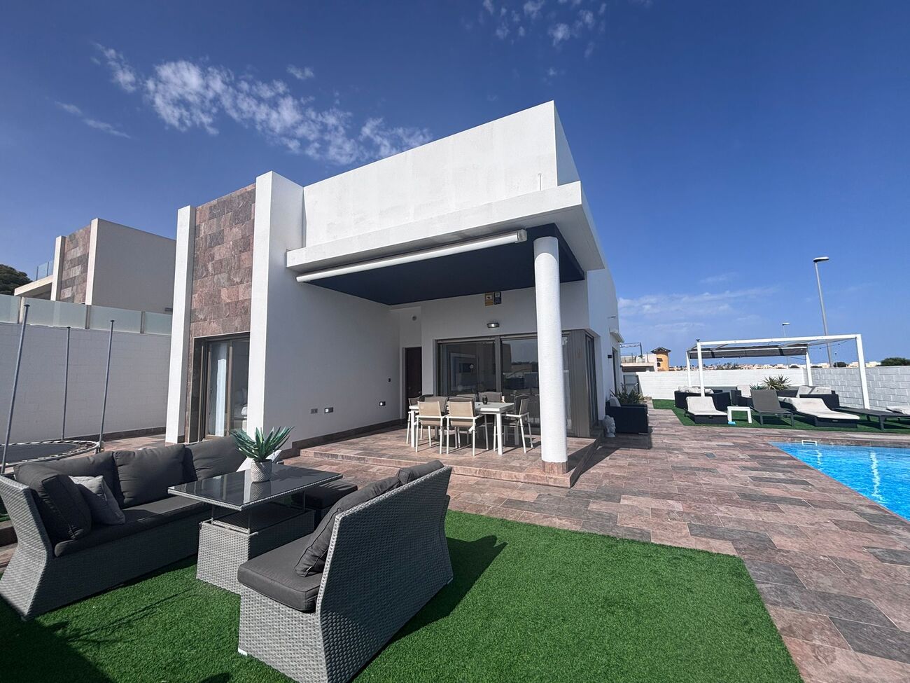 For sale - 5 Bedroom 4 Bathroom Villa in Villamartin - Costa Blanca  - Alicante