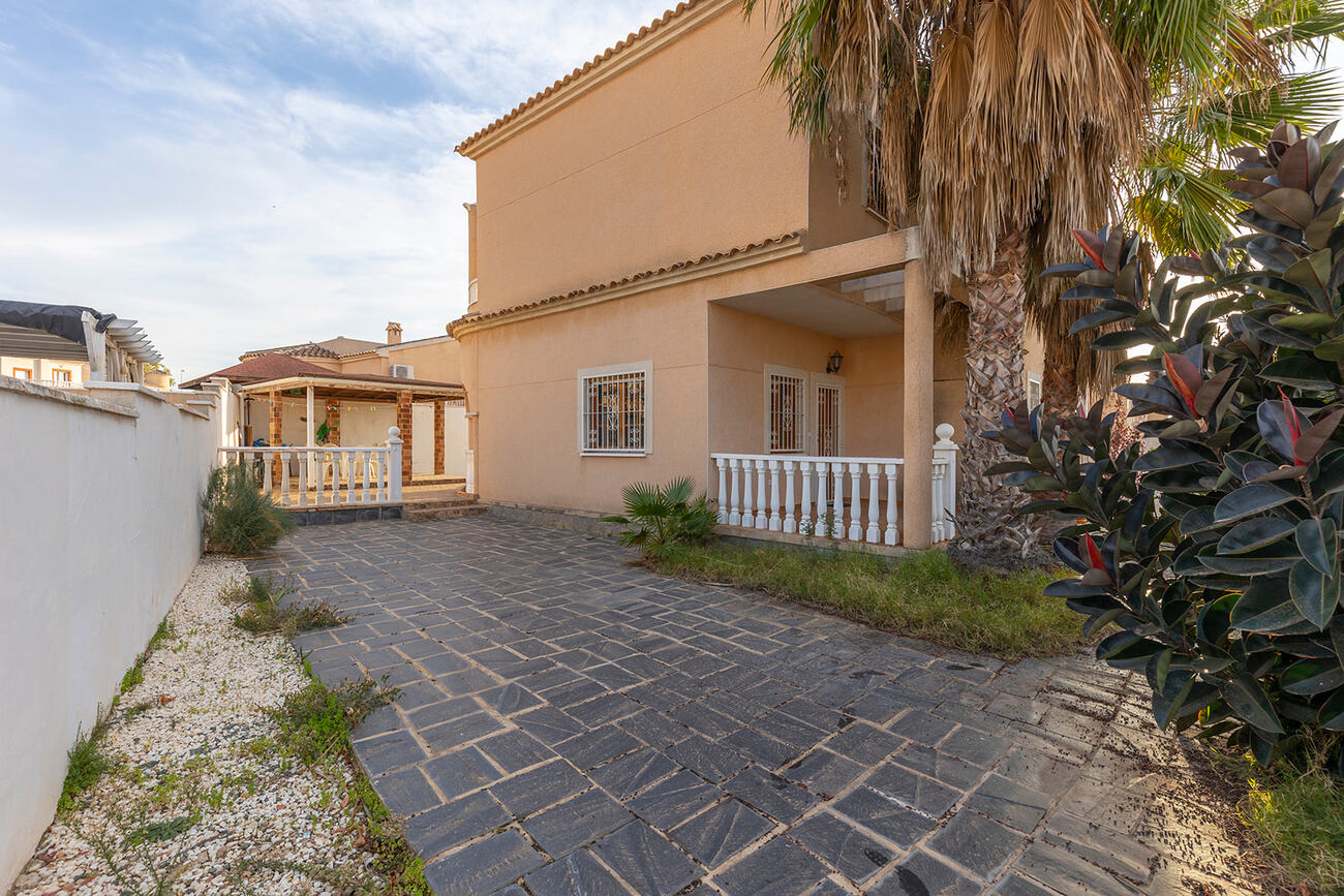 For sale - 4 Bedroom 2 Bathroom Villa in Ciudad Quesada -  - Alicante