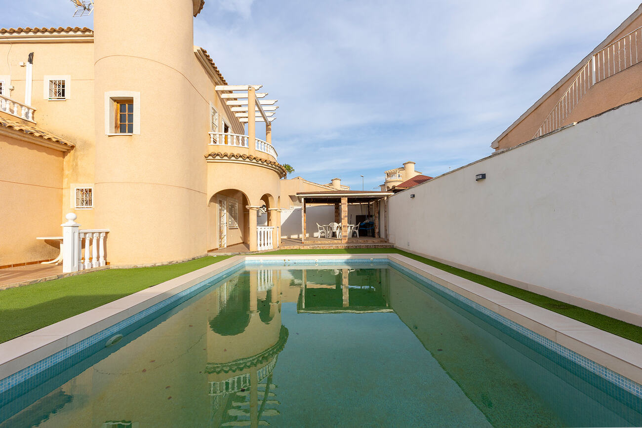 For sale - 4 Bedroom 2 Bathroom Villa in Ciudad Quesada -  - Alicante
