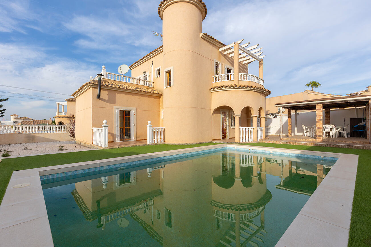 For sale - 4 Bedroom 2 Bathroom Villa in Ciudad Quesada -  - Alicante