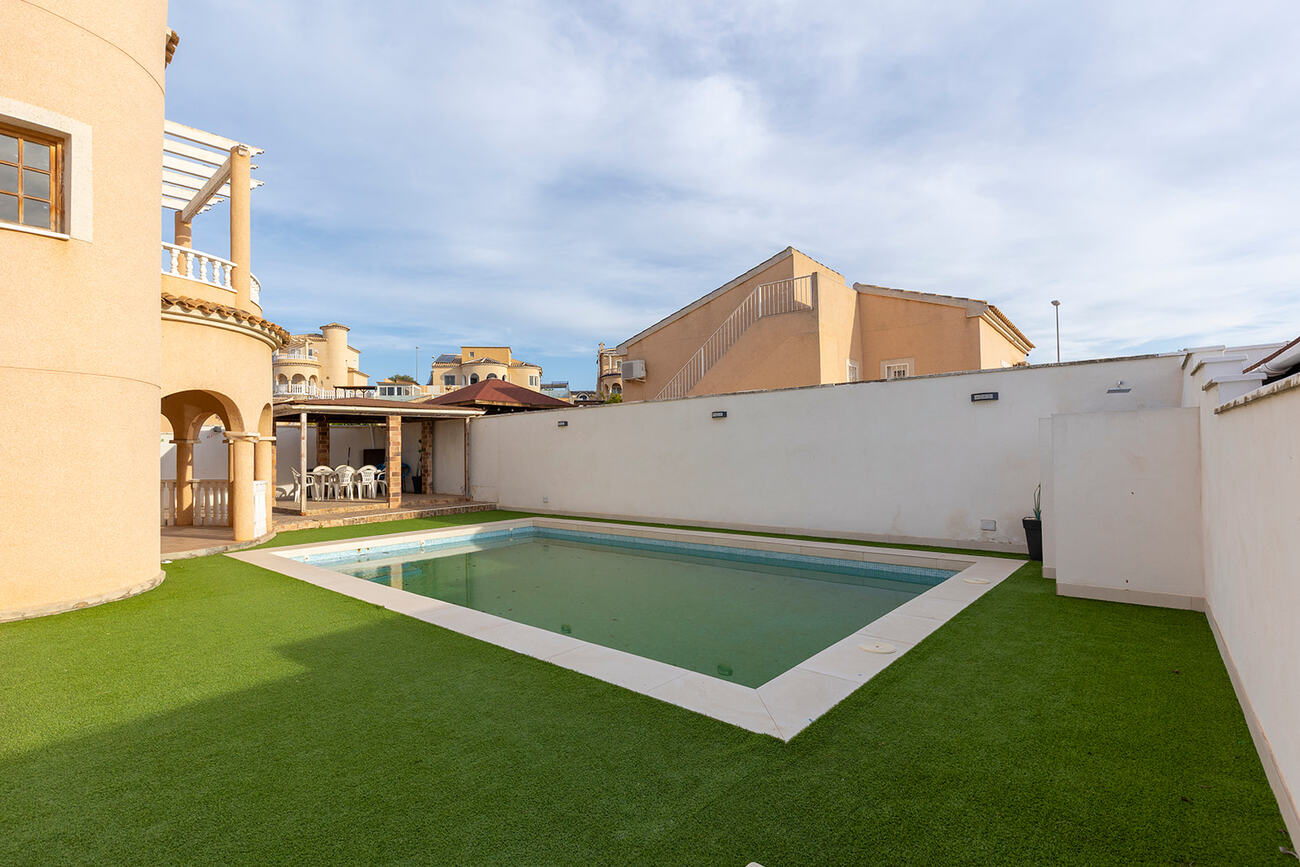 For sale - 4 Bedroom 2 Bathroom Villa in Ciudad Quesada -  - Alicante