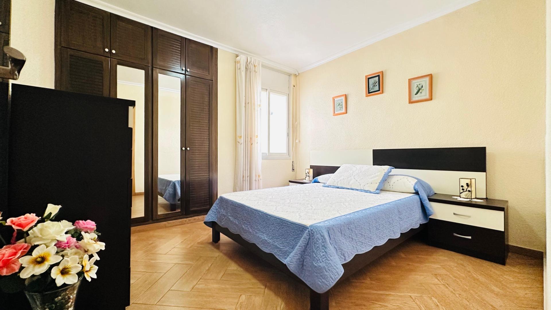 For sale - 3 Bedroom 2 Bathroom Apartment in Torrevieja - Centro  - Alicante