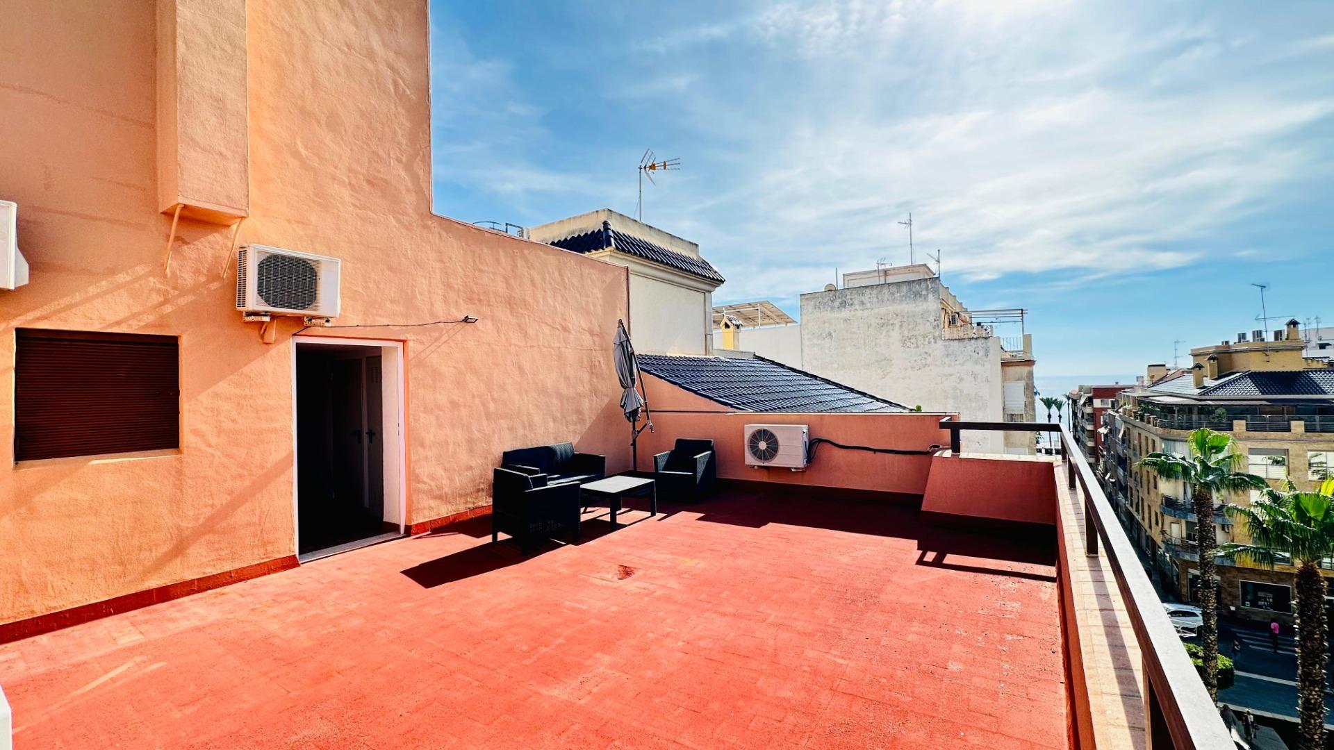For sale - 3 Bedroom 2 Bathroom Apartment in Torrevieja - Centro  - Alicante