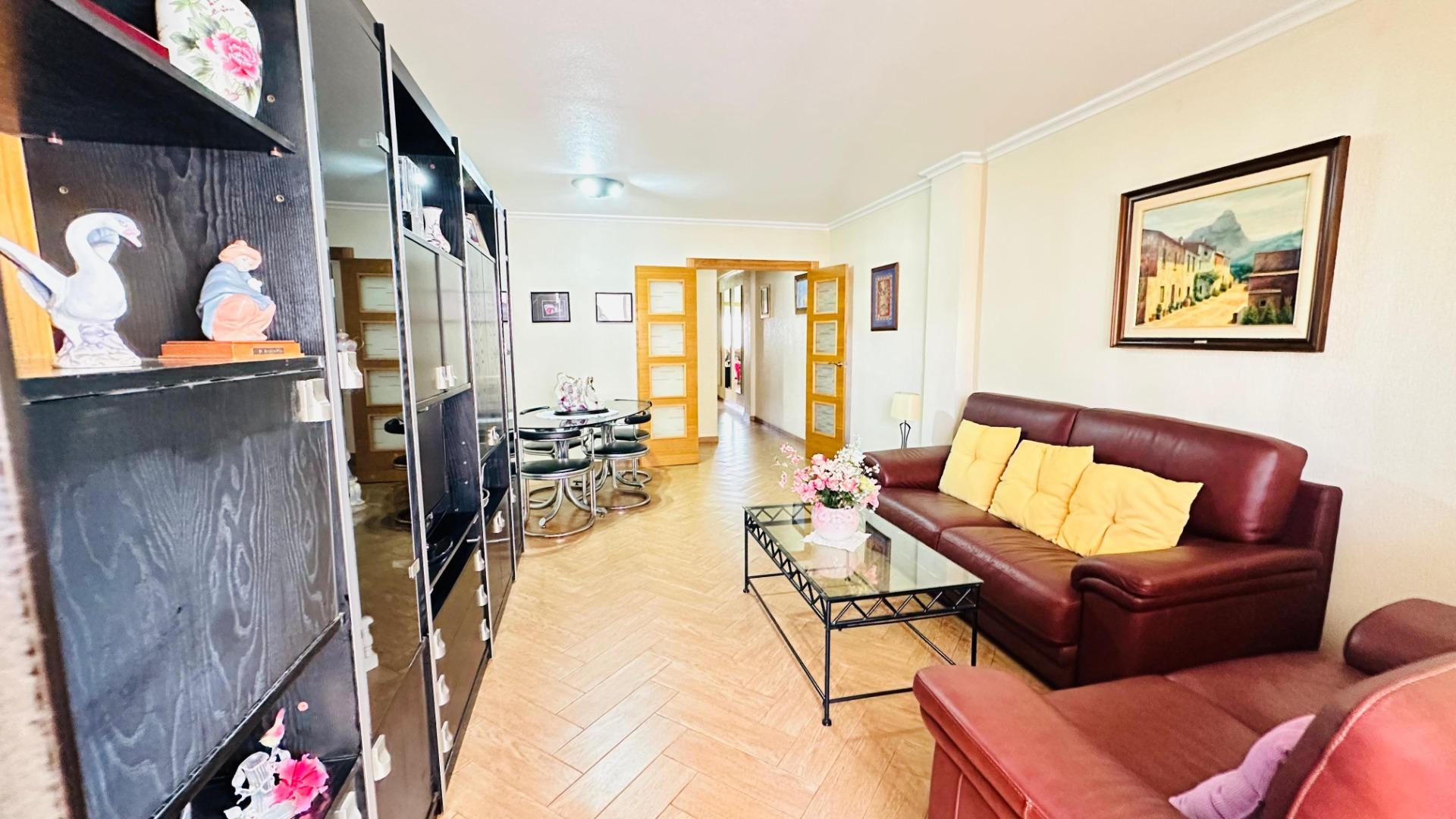 For sale - 3 Bedroom 2 Bathroom Apartment in Torrevieja - Centro  - Alicante