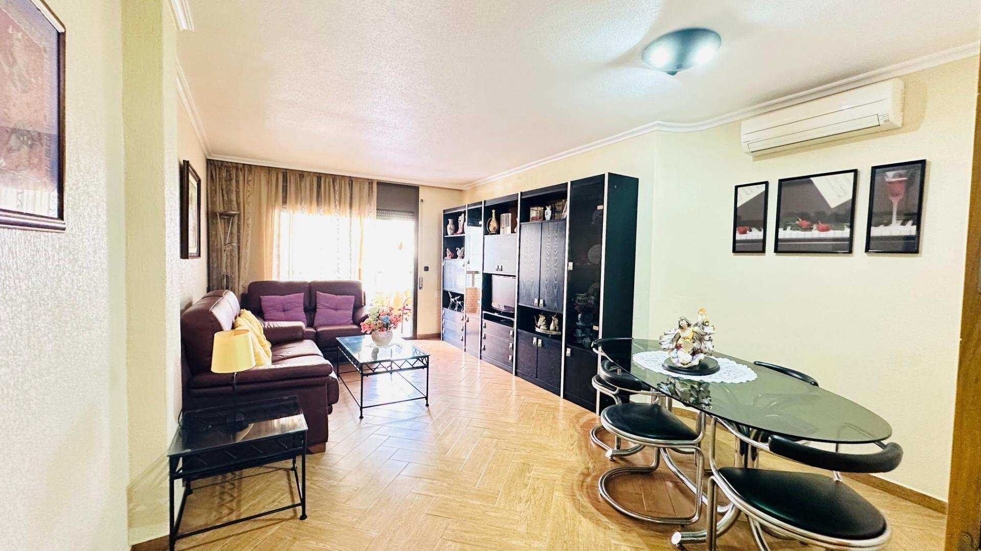 For sale - 3 Bedroom 2 Bathroom Apartment in Torrevieja - Centro  - Alicante