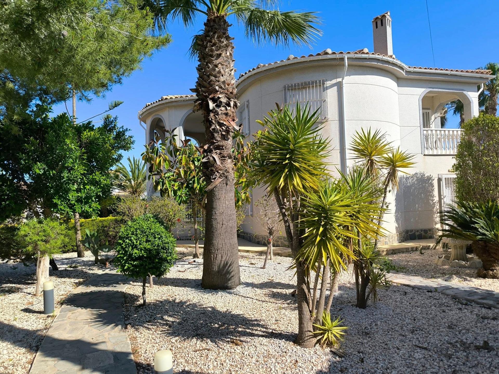For sale - 5 Bedroom 2 Bathroom Villa in Torrevieja - La Siesta  - Alicante