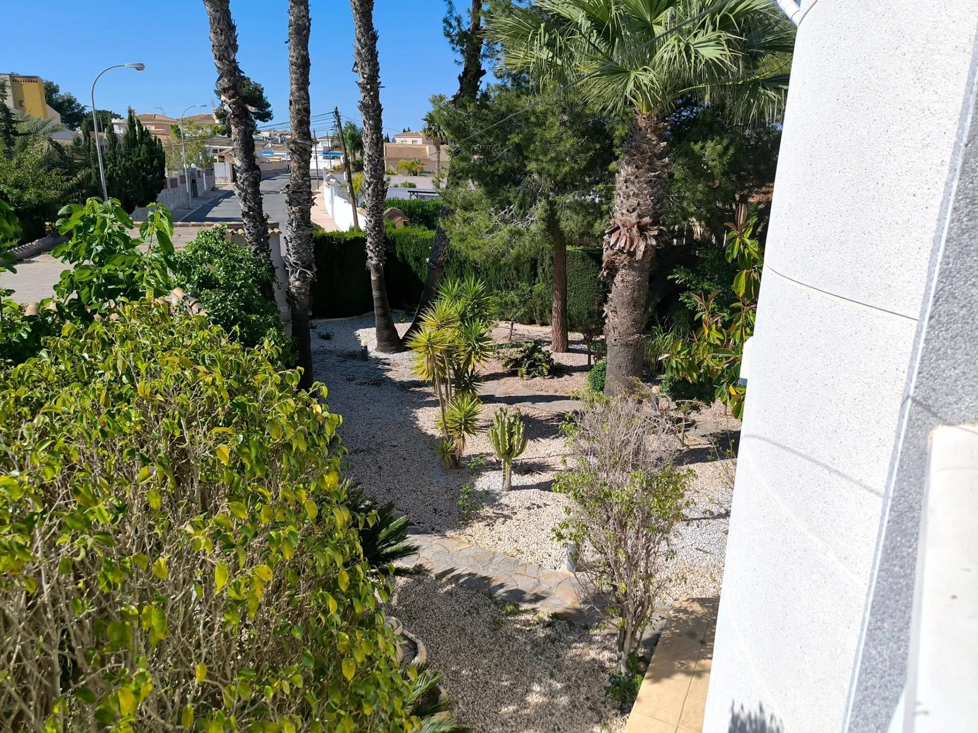 For sale - 5 Bedroom 2 Bathroom Villa in Torrevieja - La Siesta  - Alicante