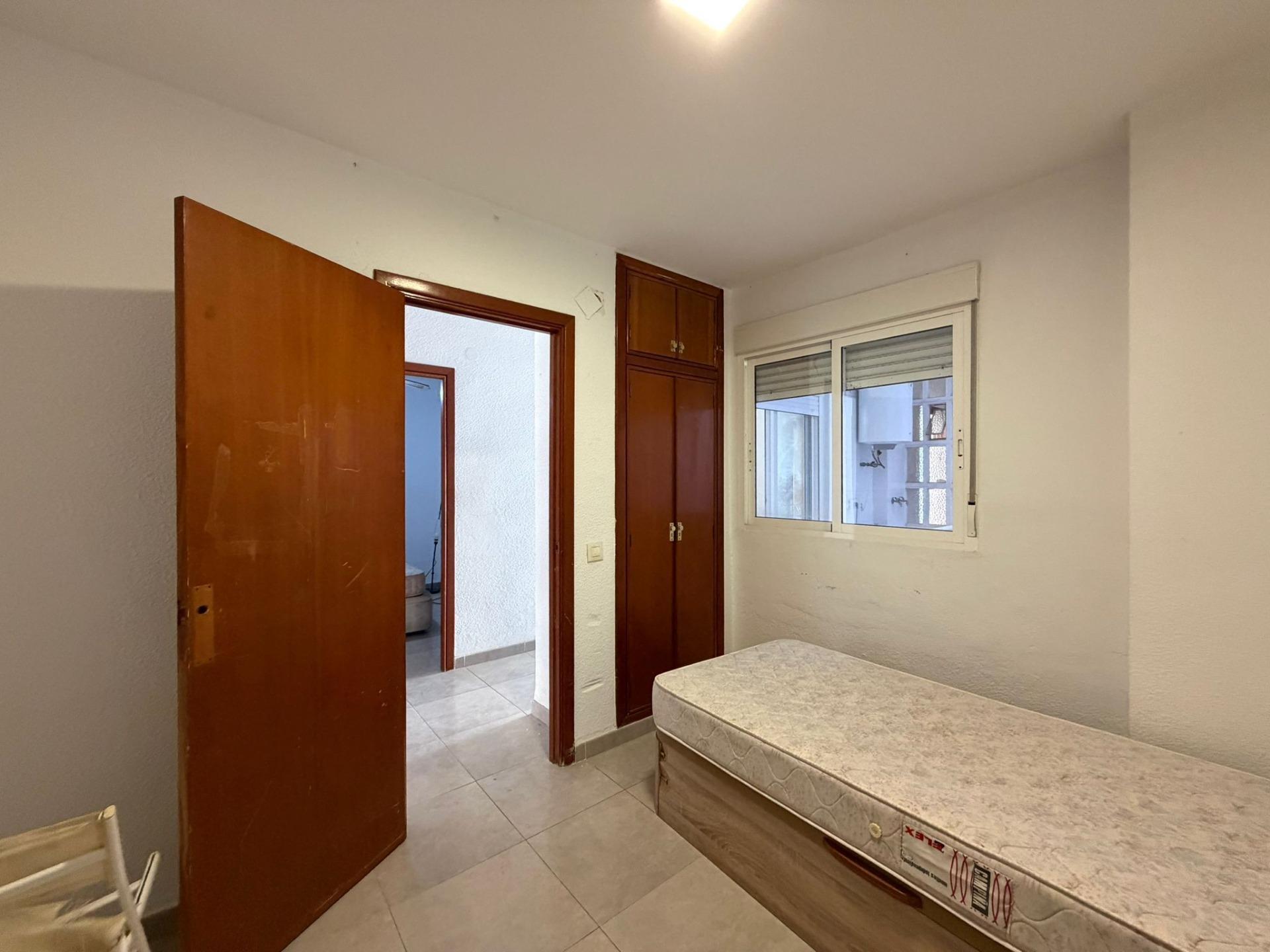 For sale - 4 Bedroom 2 Bathroom Apartment in Torrevieja - Playa De Los Locos  - Alicante