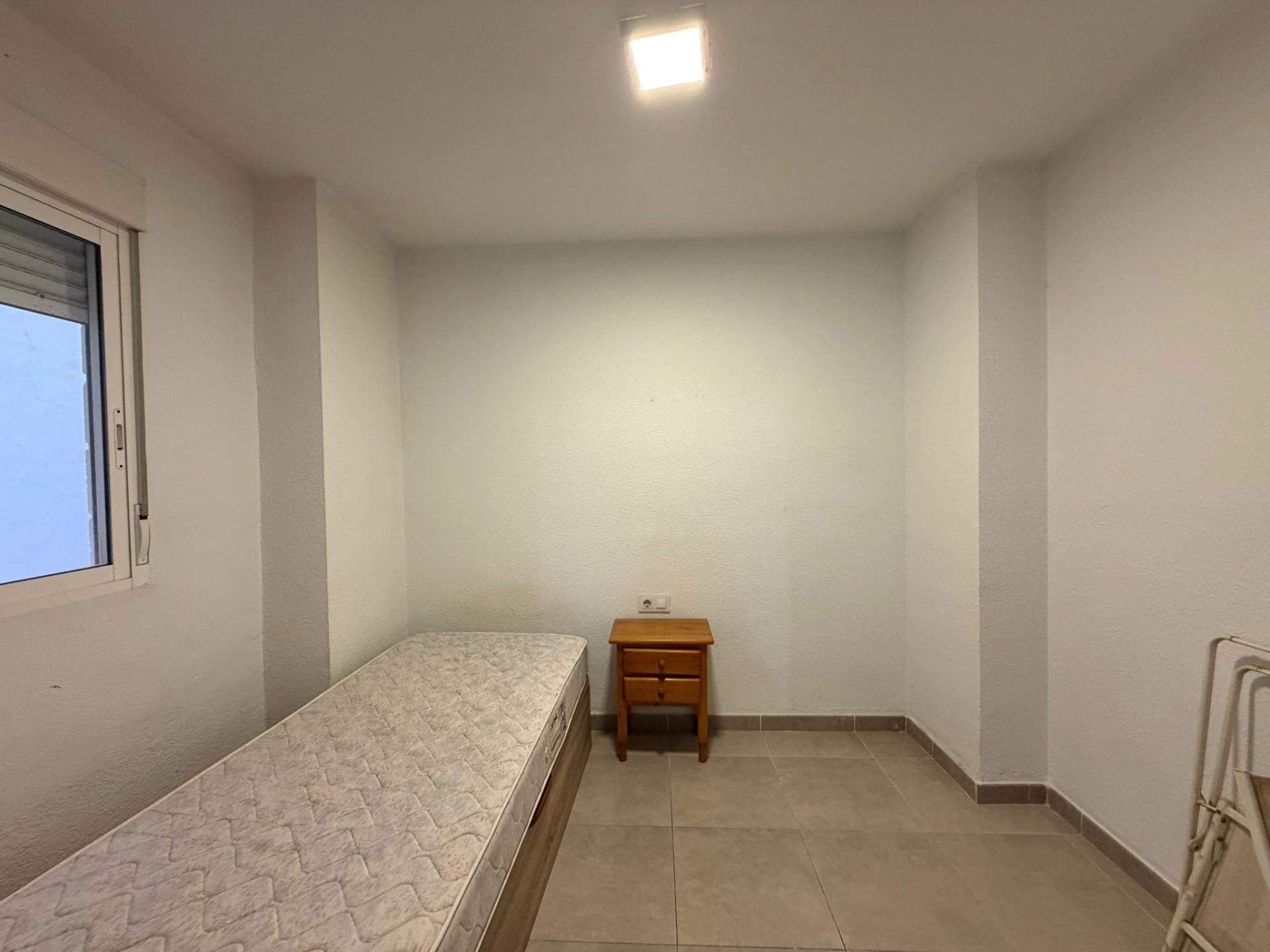 For sale - 4 Bedroom 2 Bathroom Apartment in Torrevieja - Playa De Los Locos  - Alicante