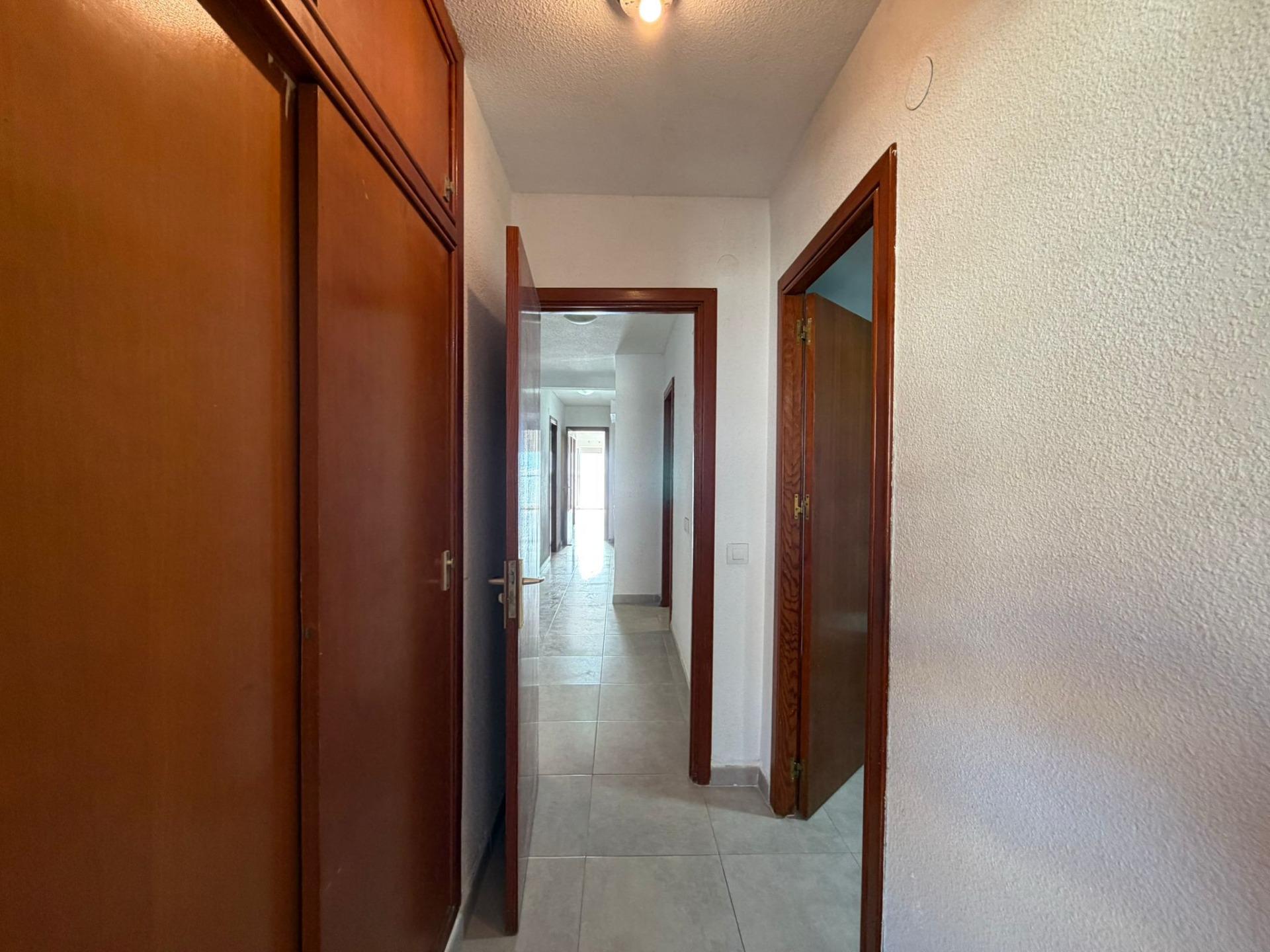 For sale - 4 Bedroom 2 Bathroom Apartment in Torrevieja - Playa De Los Locos  - Alicante