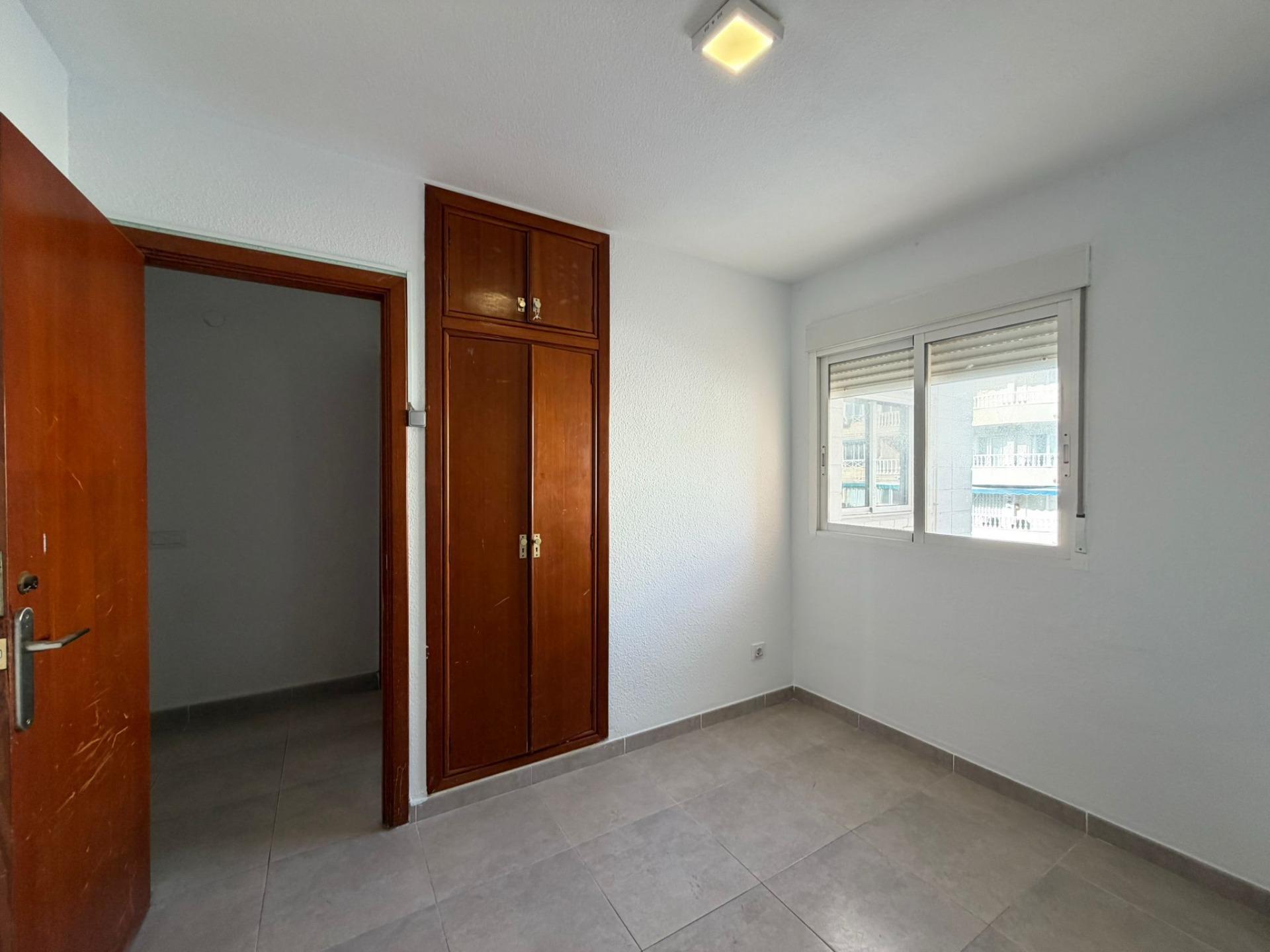 For sale - 4 Bedroom 2 Bathroom Apartment in Torrevieja - Playa De Los Locos  - Alicante