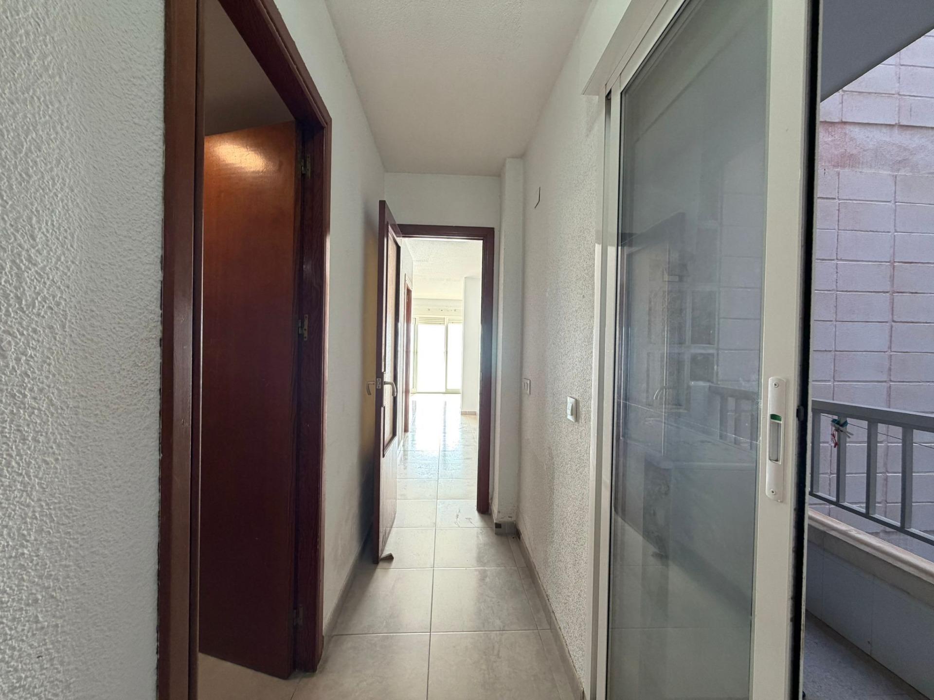 For sale - 4 Bedroom 2 Bathroom Apartment in Torrevieja - Playa De Los Locos  - Alicante
