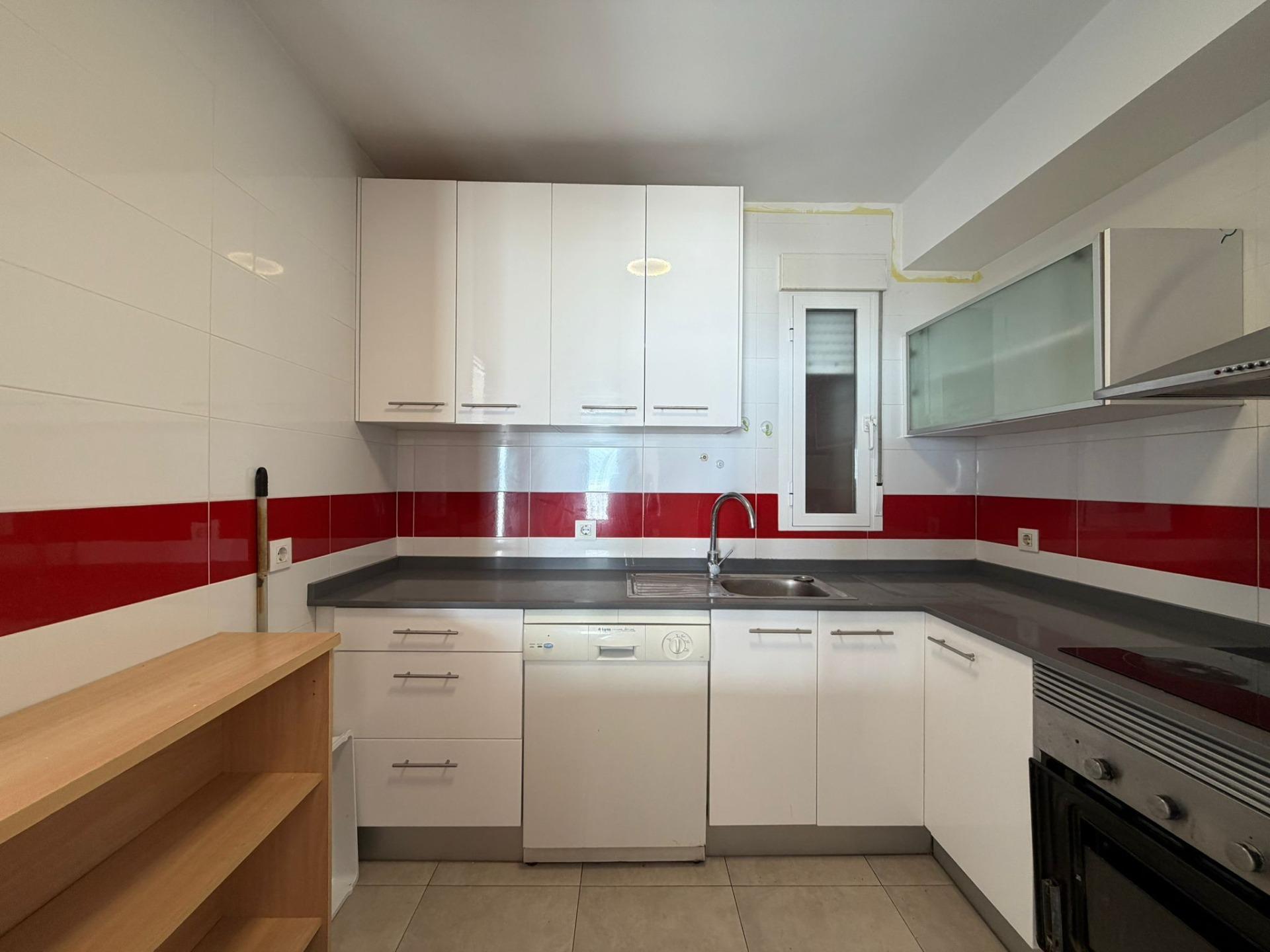 For sale - 4 Bedroom 2 Bathroom Apartment in Torrevieja - Playa De Los Locos  - Alicante